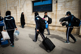 بعضی از دختران ملوانی هنگام  رسیدن به هتل محل اقامت، خود در حال حمل وسایل سفر هستند چون هنوز پشتیبانی از تیم‌های بانوان لیگ برتر حرفه‌ای نیست.